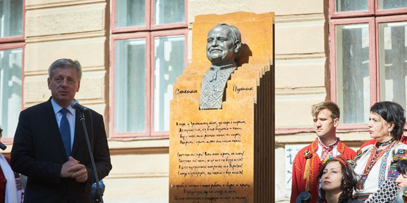Во Франковске открыли двухметровый памятник Степану Пушику
