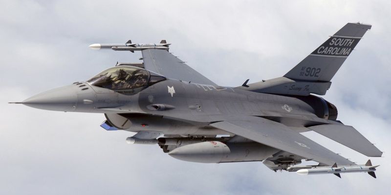 В США сенаторы сразу от двух партий призвали передать Украине F-16 и ATACMS