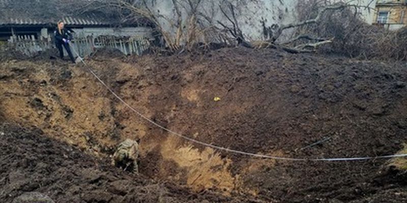 Образовалась 10-метровая воронка: сбитая российская ракета упала в Жулянах, фото и видео