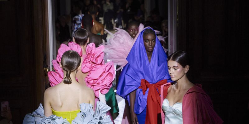 Да будет цвет: роскошные платья, перья и банты в новой коллекции Valentino Haute Couture