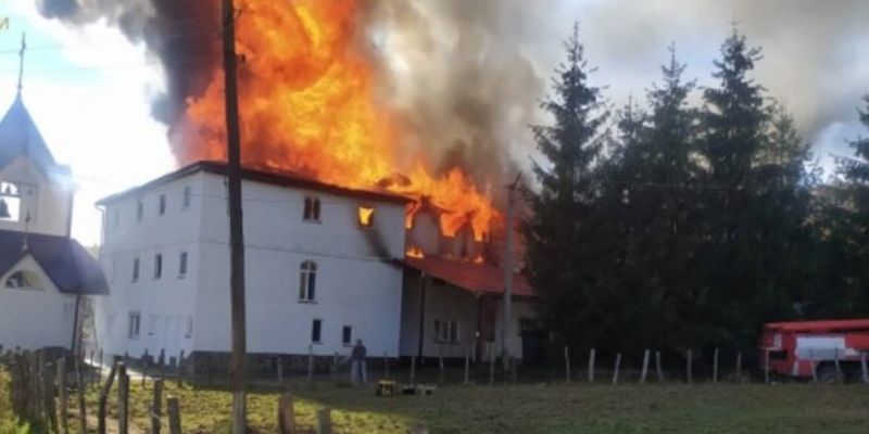 Огонь охватил монастырь УПЦ МП: кадры с места происшествия