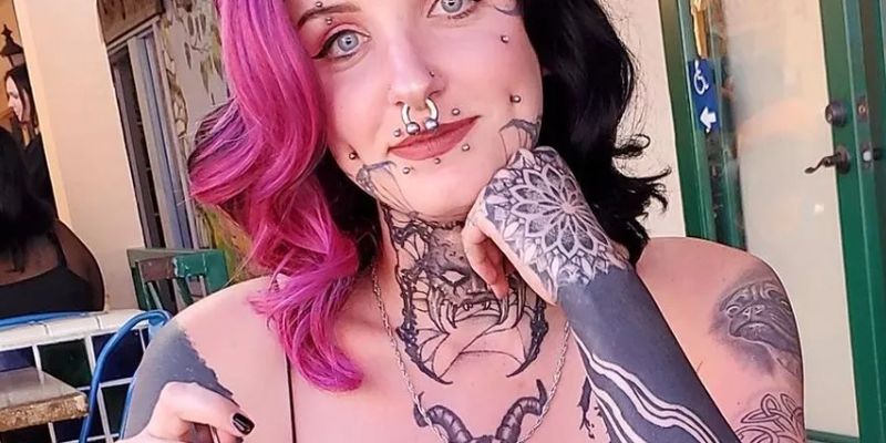 "Ненавижу": девушка с тату на лице устроила скандал, потому что ее не берут на работу