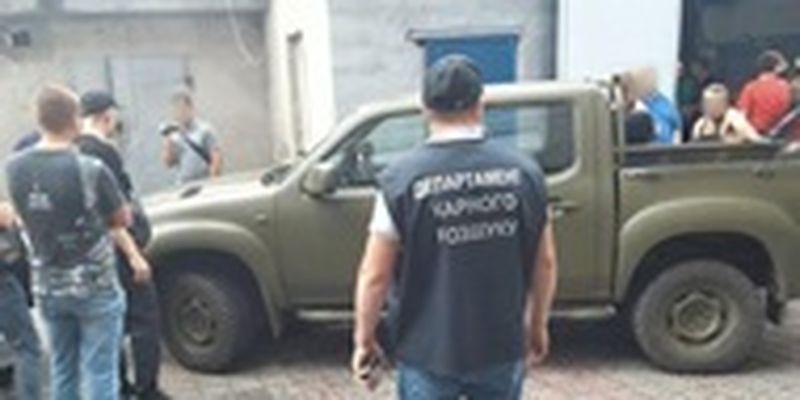 Житель Днепра организовал массовую продажу авто, завезенных для ВСУ