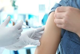 Делать прививки против гриппа и Covid-19 в один день безопасно — фармацевт