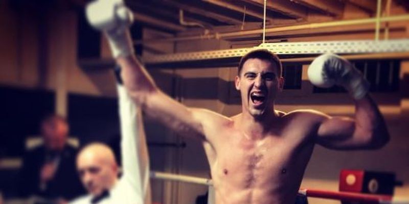 Нокаут у першому раунді: український боксер видовищно завоював дебютний чемпіонський пояс