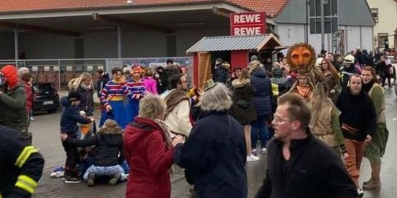 Машина врезалась в толпу на карнавале в Германии: 30 пострадавших