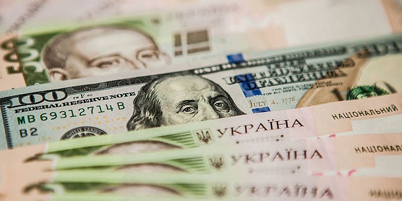 НБУ увеличит предложение по обмену безналичного доллара на наличку