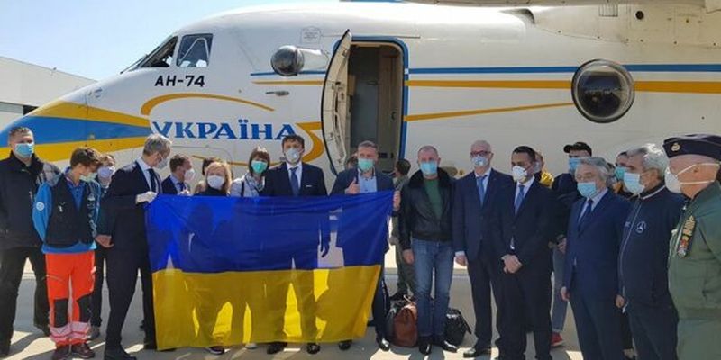 Українські лікарі прибули в Італію, щоб "знімати відосіки" - "Стрибок у жерло вулкана"
