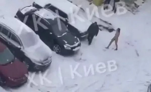 В Киеве голая девушка бегала за соседом-наркоманом, признаваясь в любви - Фото 2