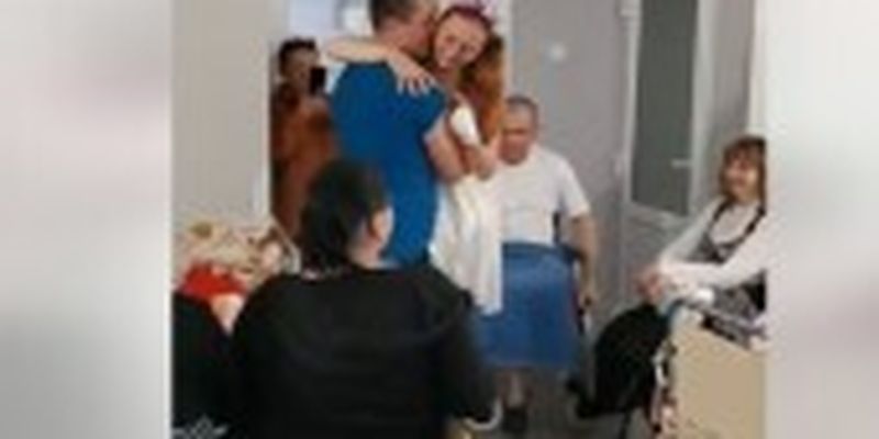 Весілля у лікарняній палаті: медсестра з Лисичанська, яка втратила обидві ноги, вийшла заміж
