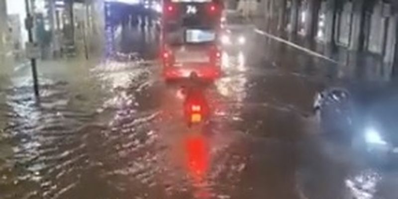 Лондон накрыло наводнение: автомобили "плавают" по улицам