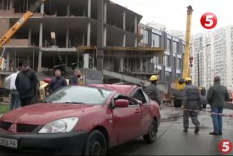 Авто сплюснуло: у Києві будівельний кран впав на машину – включення