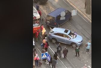 Кияни відбуксирували Lexus, який заблокував рух трамваїв