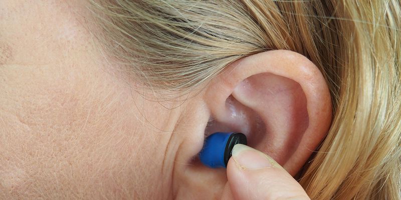 Новый способ продлить жизнь: слуховые аппараты связали с долголетием