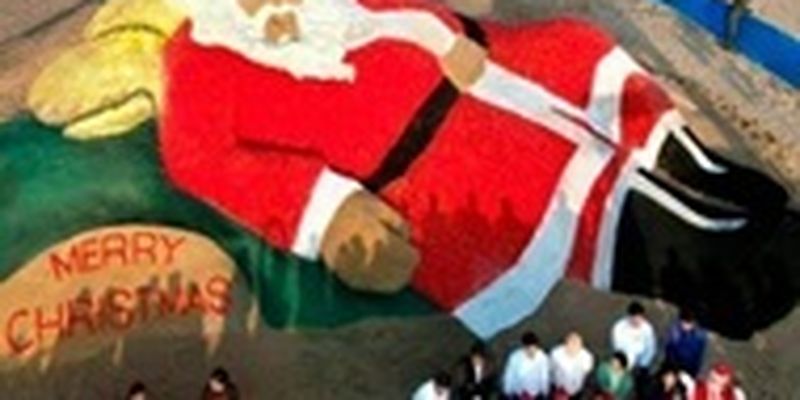 В Индии создали Санта-Клауса из песка и помидоров
