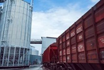 В мае УЗ почти вдвое сократила объемы перевозок зерна на экспорт