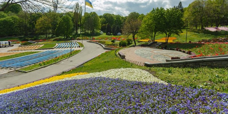 Весна на Спивочем: в столичном парке готовят сезонную выставку цветов
