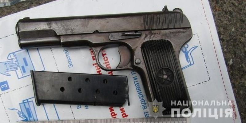 Під Києвом чоловік з пістолетом та гранатою потрапив в ДТП: фото та деталі