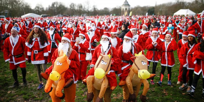 Подарувати Різдво кожному: три тисячі Санта-Клаусів пробіглися Лондоном заради добрих справ