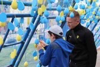 Українці не здаються: у Львові з’явився "Великодній коридор життя" із тисяч синіх та жовтих крашанок