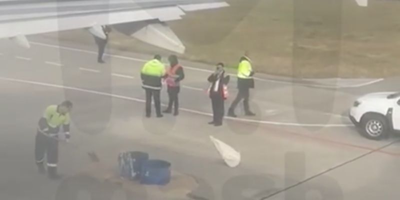 В России из крыла самолета во время взлета начало вытекать горючее
