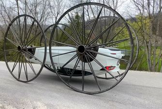 Ради науки: на Tesla Model 3 установили огромные колеса от дилижанса