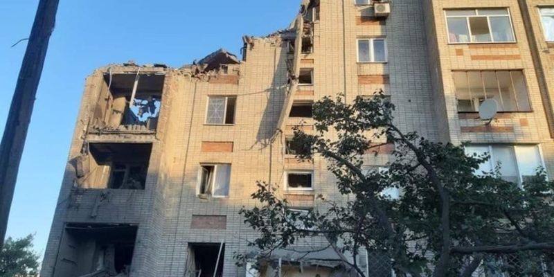 россияне утром обстреляли Торецк – под завалами пятиэтажки ищут человека