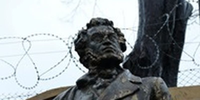 В Черновцах демонтировали памятник Пушкину