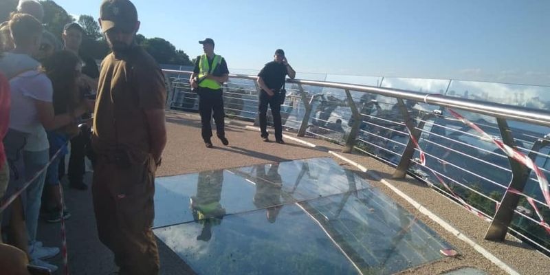 "Мост Кличко" в центре Киева уже закрыли: треснуло стекло