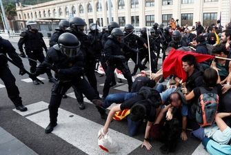 В Барселоне полиция устроила "зачистку" протестующих со стрельбой: первые подробности и фото