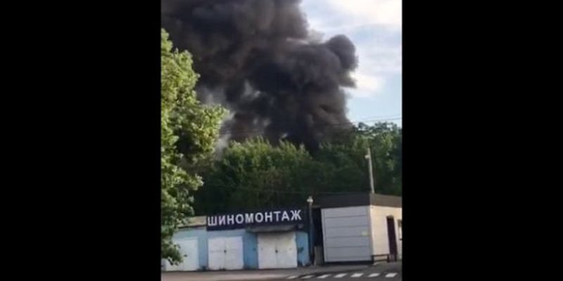 В Одессе вспыхнул масштабный пожар на бывшем военном складе