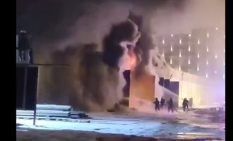 Масштабный пожар вспыхнул под Москвой, в огне тысячи кв. метров: кадры с места
