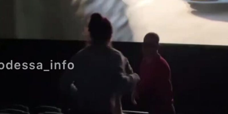 В кинотеатре затеяли драку во время фильма: эпичное видео из Одесской области
