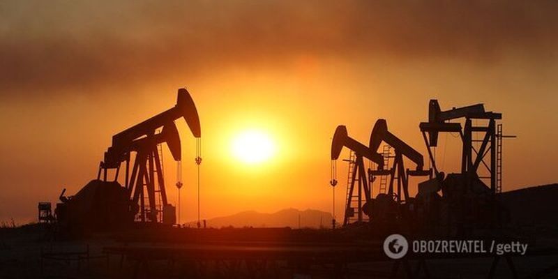 Нефть слабо дорожает после обвала накануне