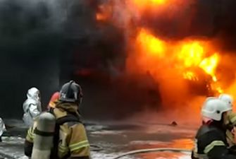 Слышны взрывы: в России на заводе произошел масштабный пожар. Видео