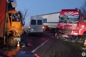 Масштабна ДТП: у Миколаївській області зіткнулось чотири вантажівки, є загиблий