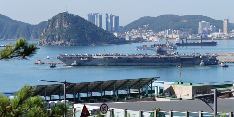США хотят напугать КНДР: в Южную Корею прибыл авианосец для демонстрации силы, — Reuters