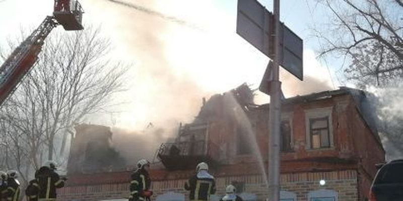 У центрі Києва поруч з Андріївським узвозом спалахнула будівля: що відомо