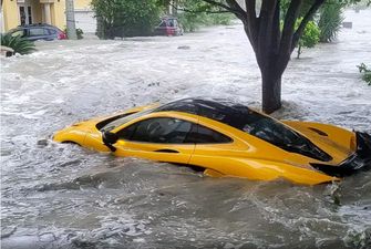 Ураган в США вымыл из гаража суперкар McLaren за $1 млн: авто купили неделю назад