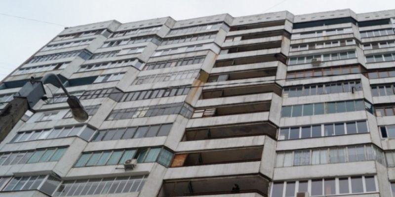Сидел на балконе: в Киеве пьяный пожилой мужчина пугал прохожих криками о самоубийстве