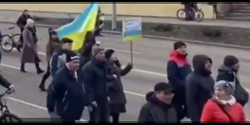 Вам здесь не рады: жители Мелитополя вышли на улицы и гонят прочь оккупанта, видео