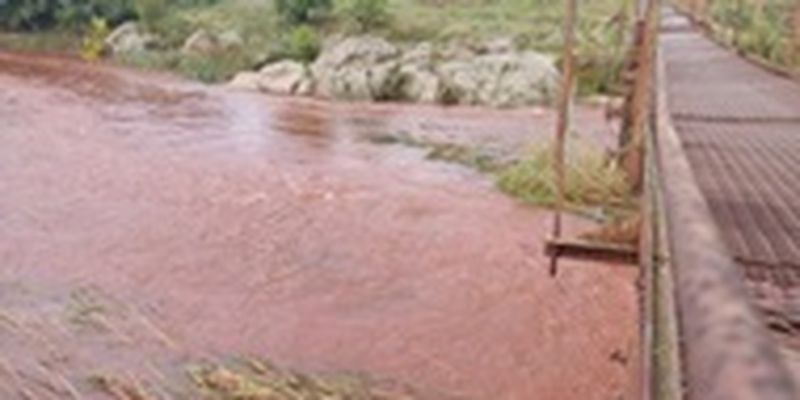 В Кривом Роге стала красной вода в реке Ингулец - СМИ