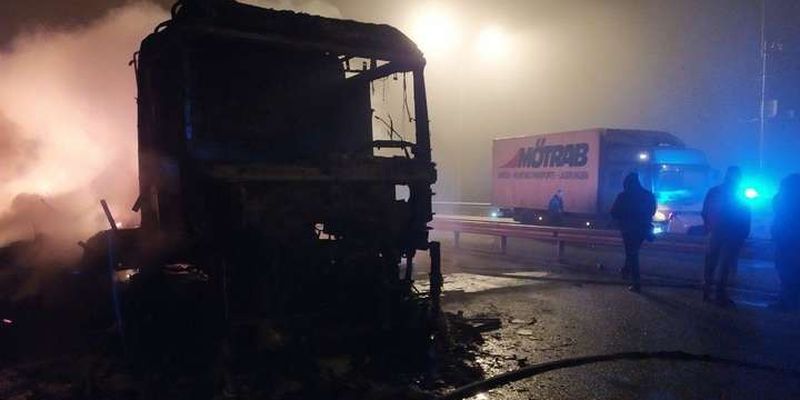 На Київщині через займання фури у ДТП постраждали чотири автівки