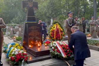 Дуда преклонил колено перед памятником воинам УНР