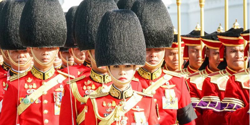 Король Таиланда лишил свою королевскую супругу титулов и военных званий