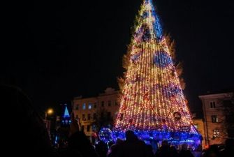 "Неуместно": города Украины начинают отказываться от новогодних елок, Киев может быть в их числе