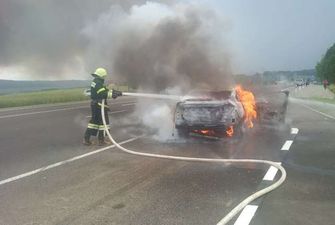 На Буковині під час руху загорівся автомобіль