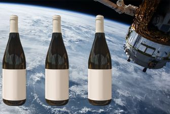 На Землю вернулись 12 бутылок вина, которые год находились в космосе