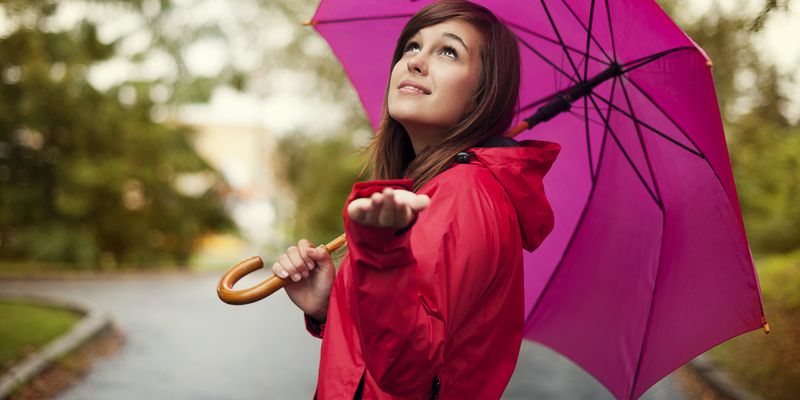Не выбрасывайте старый зонтик: как использовать его в быту и на даче