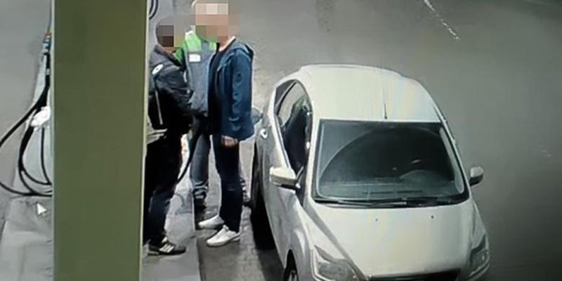 Цеплялся к заправщику: в Киеве пассажир такси тремя ударами убил пьяного мужчину